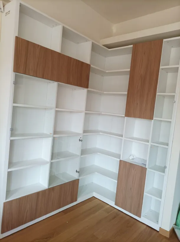 Libreria ad angolo su misura con ante effetto legno e ante vetro trasparente