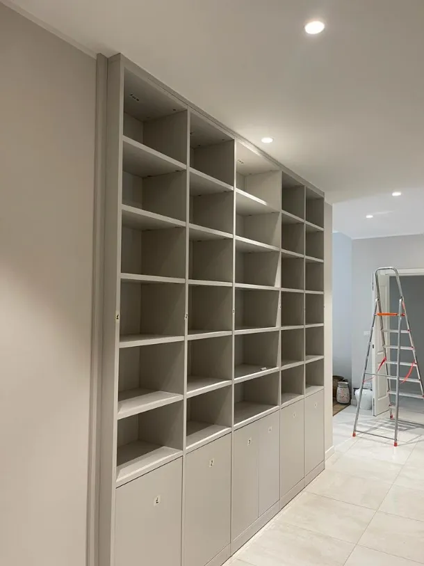 Libreria a muro su misura incassata in nicchia