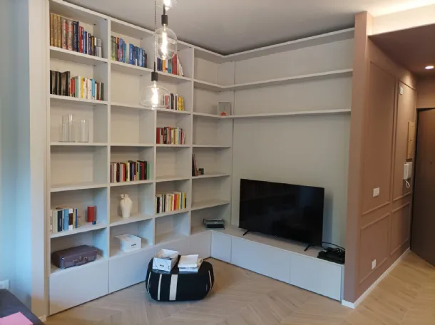 Soggiorno ad angolo con libreria su misura