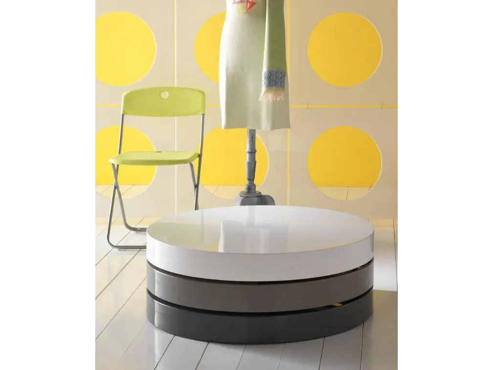 Tavolino Twist 1 in MDF composto da tre ripiani contenitori girevoli laccati, bianco, grigio chiaro e grigio scuro di Stones