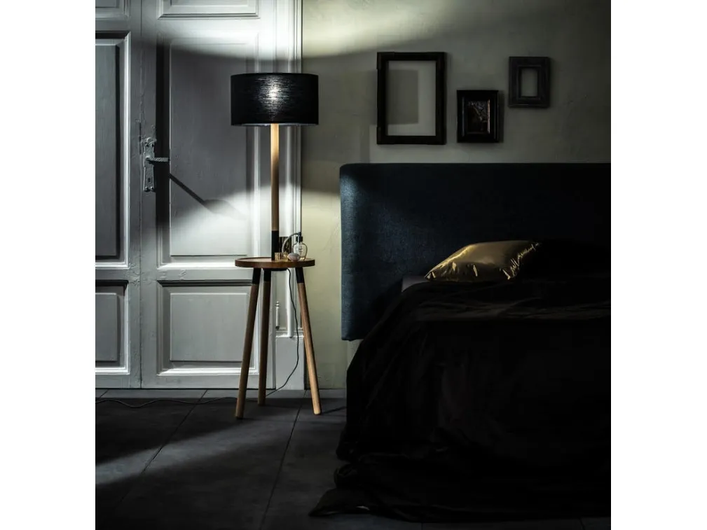Lampada da terra Acrux in legno di faggio con paralume in tessuto di Stones
