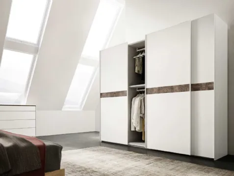 Armadio con ante scorrevoli in laccato bianco opaco con fascia decorativa orizzontale Doppia di Mab