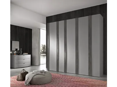 Armadio con ante battenti in laccato bianco opaco con inserti verticali in finitura concrete Plisse di Mab