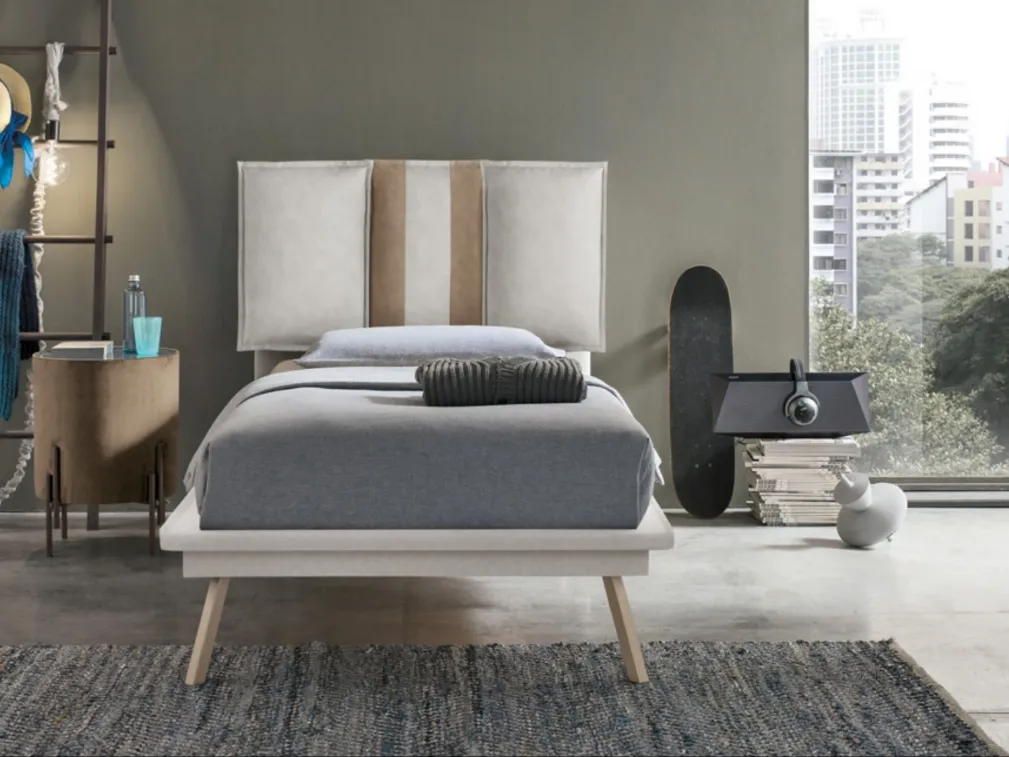 Comodino Planos rivestito in tessuto beige con top in vetro Target Point