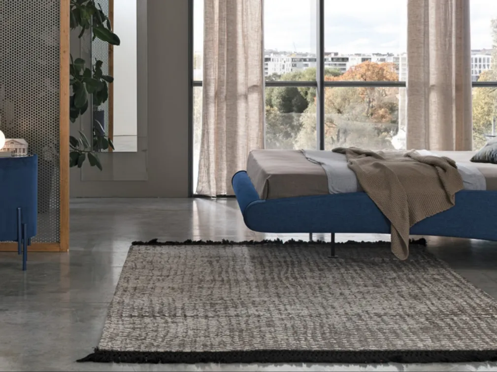 Comodino Planos rivestito in tessuto blu con top in vetro Target Point