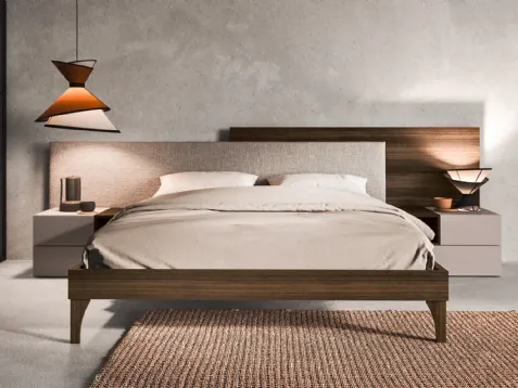 Letto con testiera imbottita in tessuto e legno con struttura in legno Boiserie di Mab