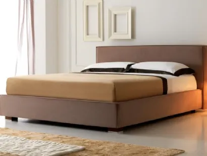 Letto in tessuto con testiera dalla forma squadrata Levante di Hoppla
