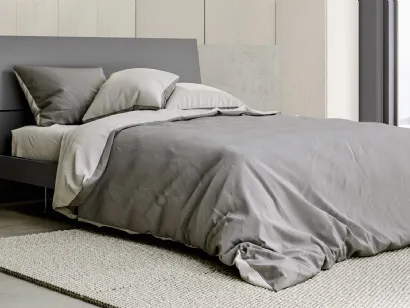 Letto composto da pannelli accostati con inclinazioni differenti con contenitore e testiera Xential di Mab