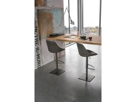 Sgabello regolabile in altezza Bilbao con struttura in metallo verniciato e seduta in morbido Soft Touch Vintage di Target Point