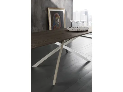 Tavolo Twist 140 con struttura in metallo e piano in legno di rovere imiallacciato di Zamagna