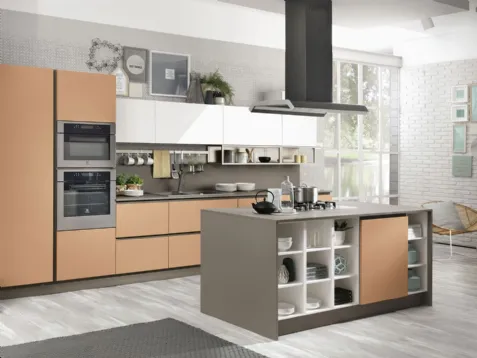 Cucina Moderna con isola Kyra in laccato opaco Cannella e Bianco di Creo