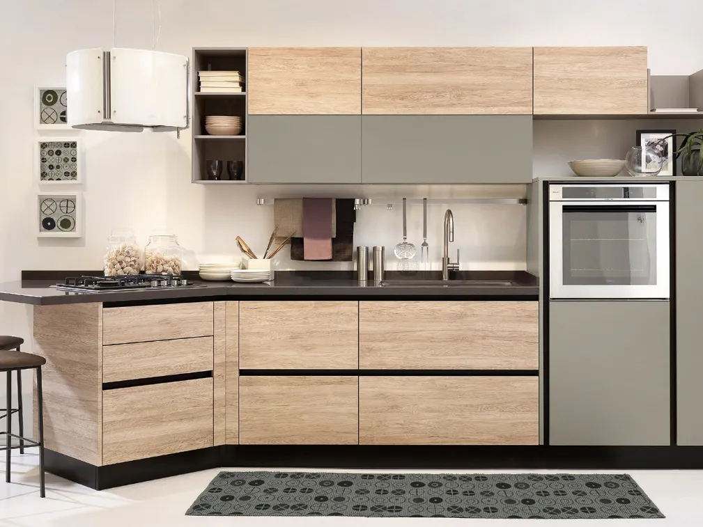 Cucina Moderna lineare Kyra in polimerico Rovere Naturale e laccato opaco verde Lichene di Creo